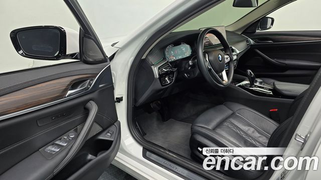 BMW 5-Series 2023 — photo 11