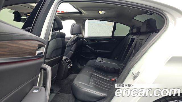 BMW 5-Series 2023 — photo 13