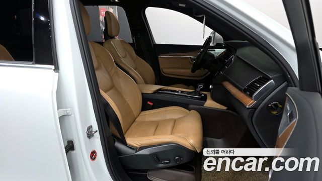 Volvo XC90 2018 — photo 11