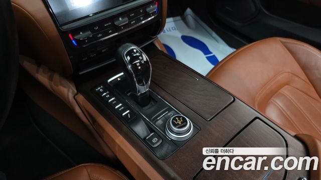 Maserati Quattroporte 2017 — photo 9