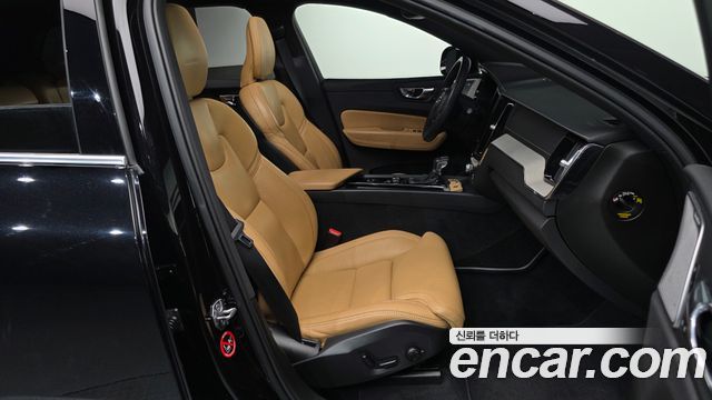 Volvo XC60 2020 — photo 11