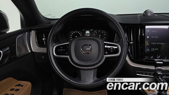 Volvo XC60 2020 — photo 13
