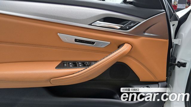 BMW 5-Series 2017 — photo 18