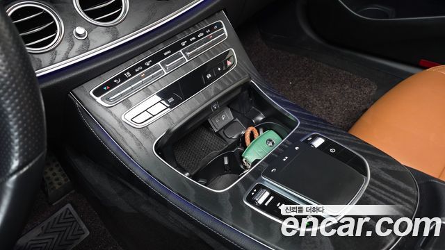 Mercedes-Benz E-Class 2021 — photo 17