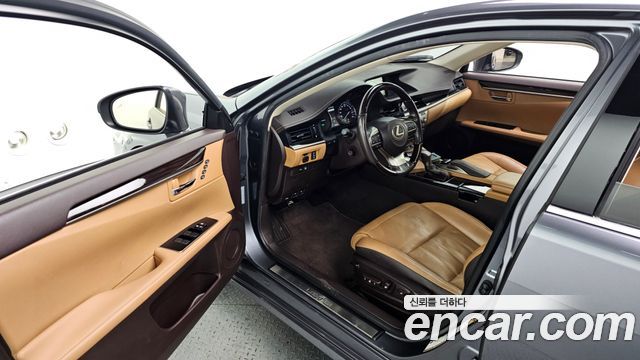 Lexus ES 2018 — photo 10