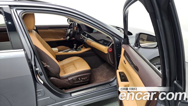 Lexus ES 2018 — photo 11