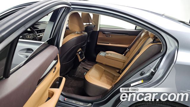 Lexus ES 2018 — photo 12