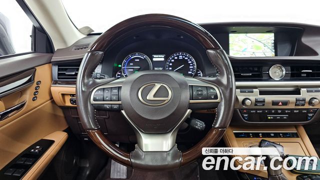 Lexus ES 2018 — photo 13