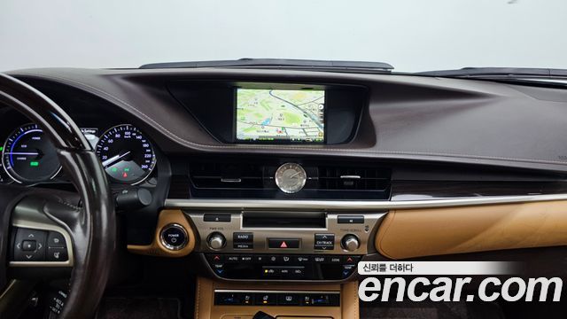 Lexus ES 2018 — photo 14