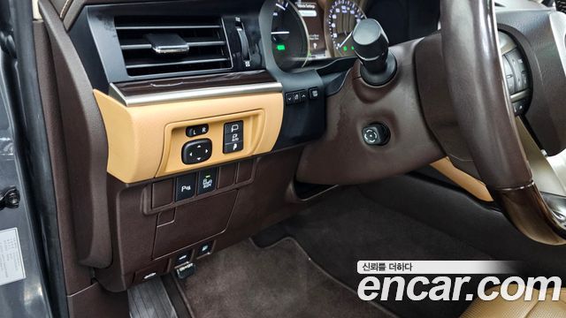 Lexus ES 2018 — photo 16