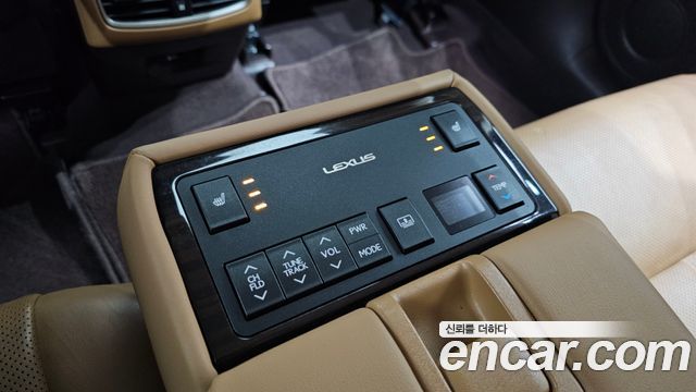 Lexus ES 2018 — photo 18