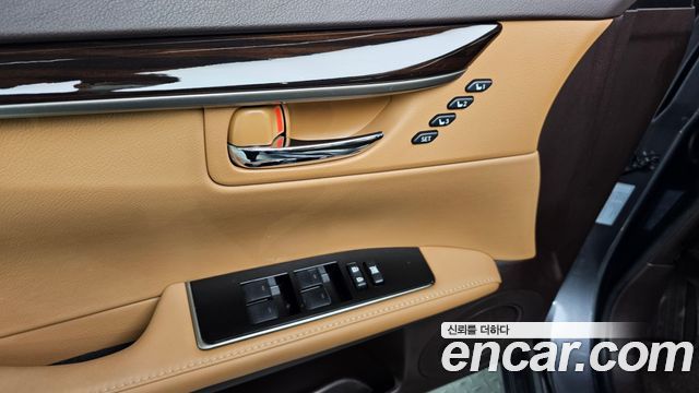 Lexus ES 2018 — photo 19