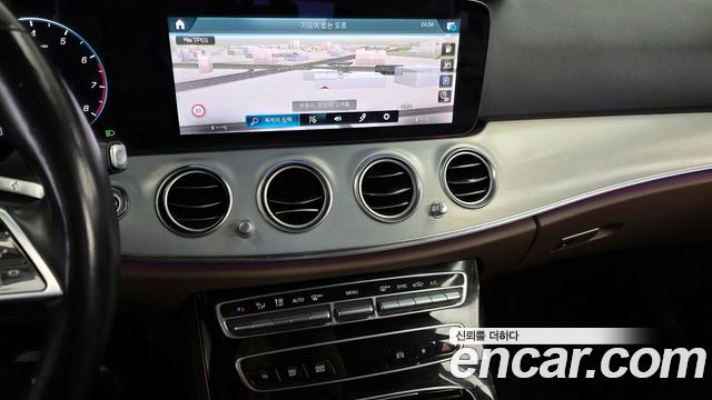 Mercedes-Benz E-Class 2021 — photo 14