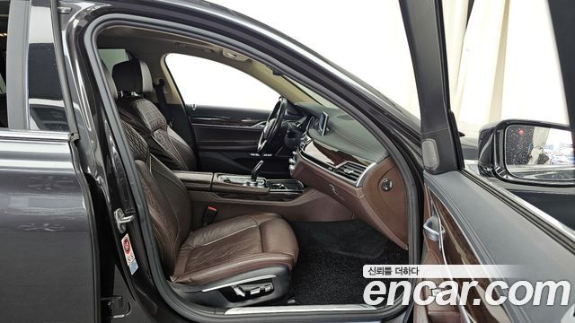 BMW 7-Series 2016 — photo 11