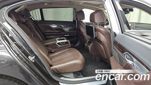BMW 7-Series 2016 — photo 12