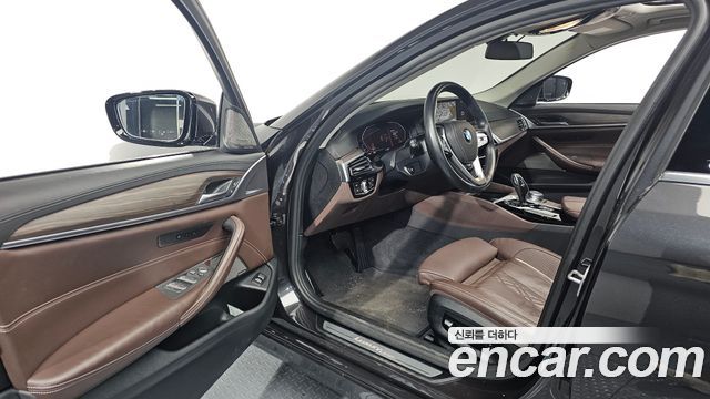 BMW 5-Series 2020 — photo 10