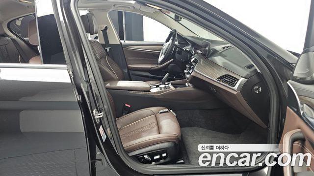 BMW 5-Series 2020 — photo 11
