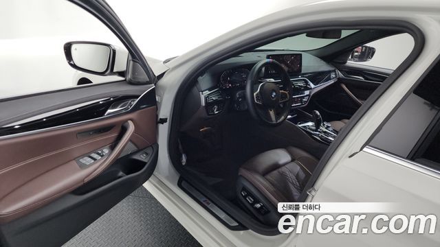 BMW 5-Series 2022 — photo 10
