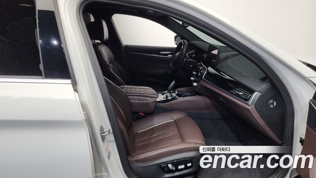 BMW 5-Series 2022 — photo 11
