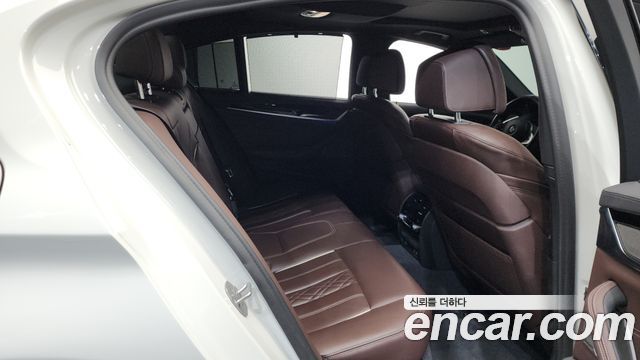 BMW 5-Series 2022 — photo 12