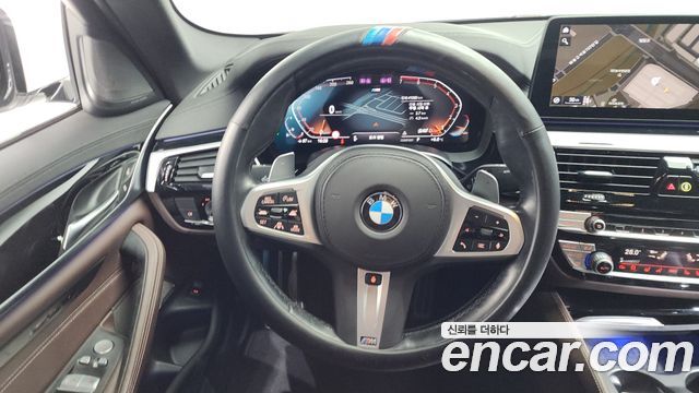 BMW 5-Series 2022 — photo 13
