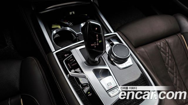 BMW 7-Series 2017 — photo 9