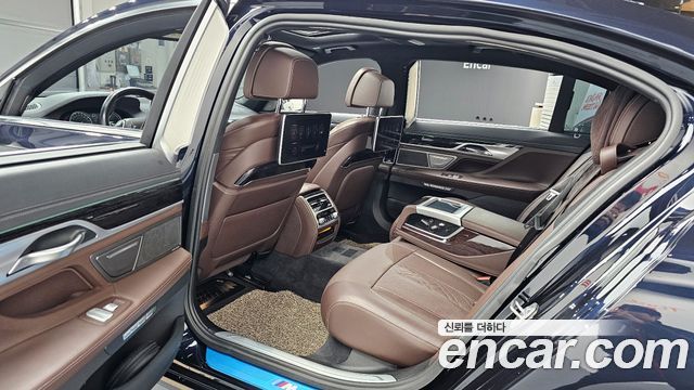 BMW 7-Series 2017 — photo 11
