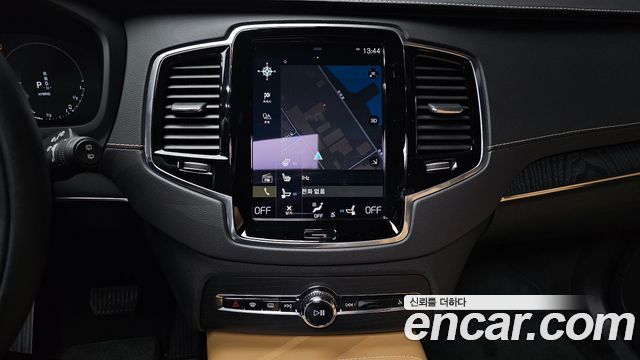 Volvo XC90 2021 — photo 14