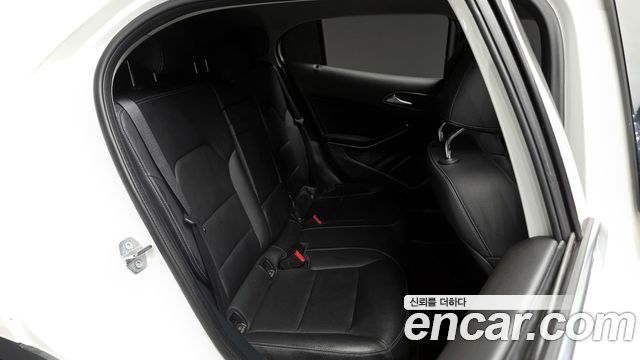 Mercedes-Benz GLA-Class 2019 — photo 12