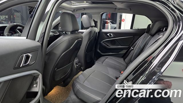 BMW 1-Series 2022 — photo 13