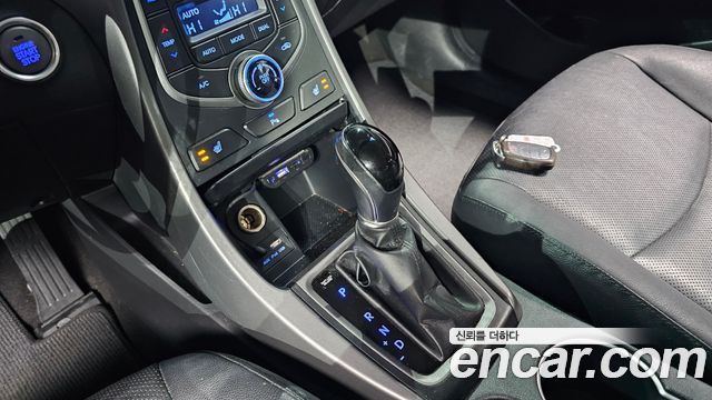 Hyundai AVANTE 2015 — photo 9