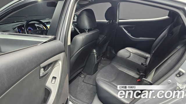 Hyundai AVANTE 2015 — photo 18