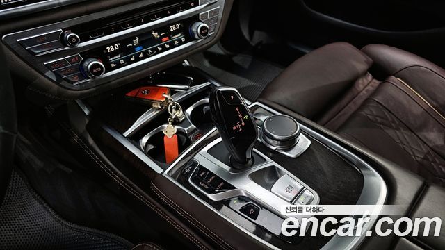 BMW 7-Series 2016 — photo 9