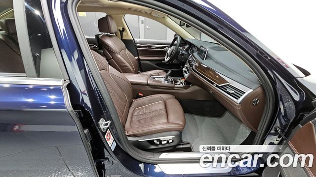 BMW 7-Series 2016 — photo 11