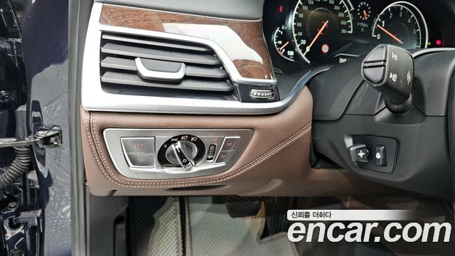 BMW 7-Series 2016 — photo 12