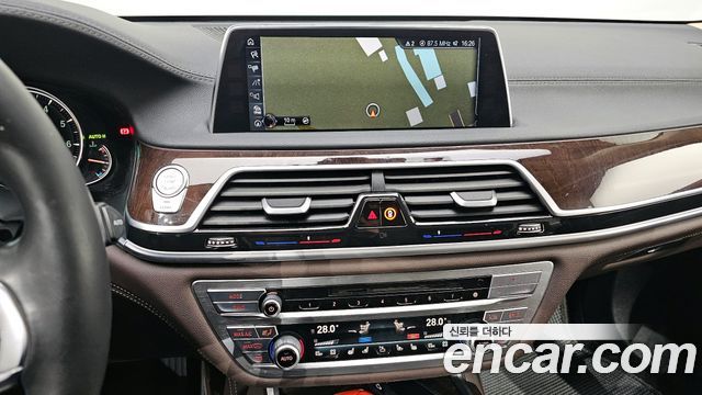 BMW 7-Series 2016 — photo 14