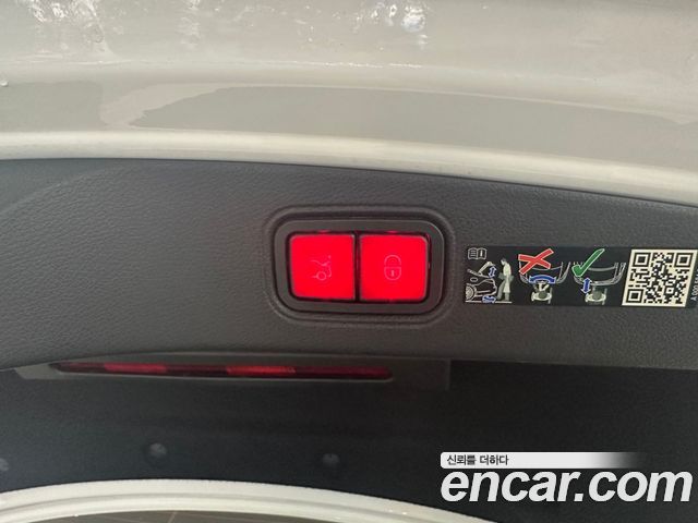 Mercedes-Benz E-Class 2023 — photo 11