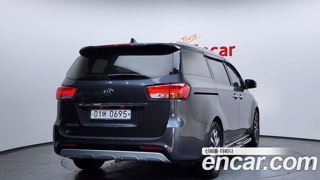 Kia Canival 2017 — photo 2