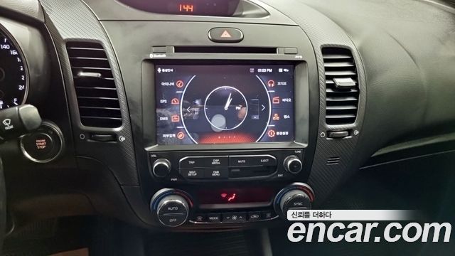 Kia K3 2016 — photo 15