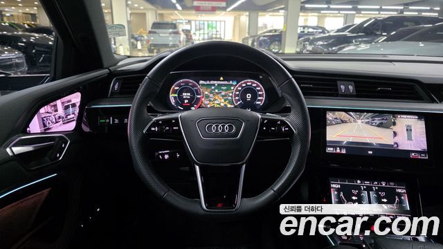 Audi e-tron 2022 — photo 11