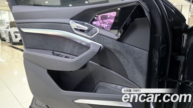 Audi e-tron 2022 — photo 17