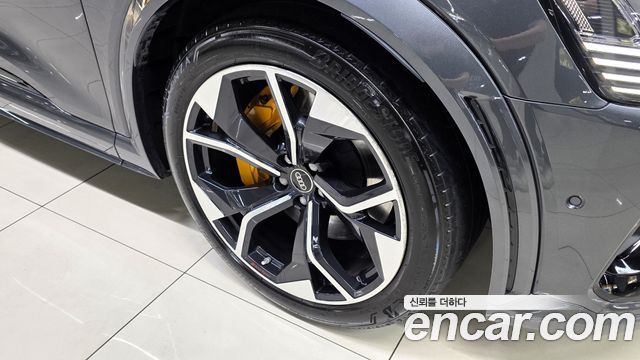 Audi e-tron 2022 — photo 20
