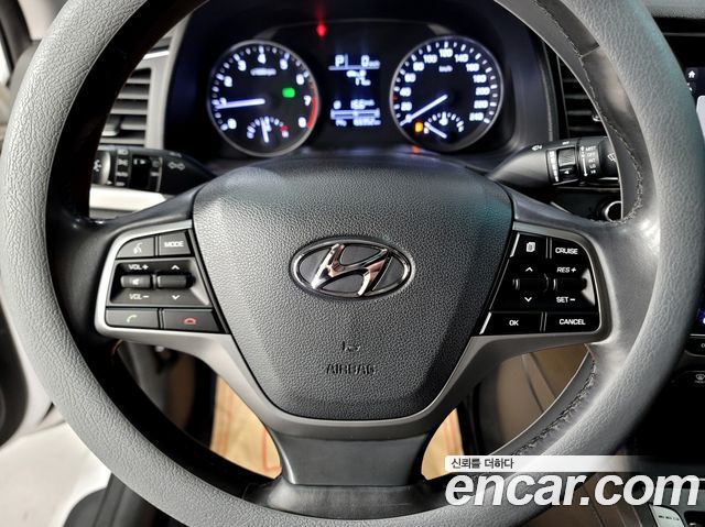 Hyundai AVANTE 2017 — photo 11