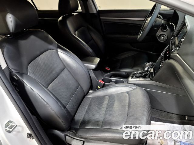 Hyundai AVANTE 2017 — photo 17