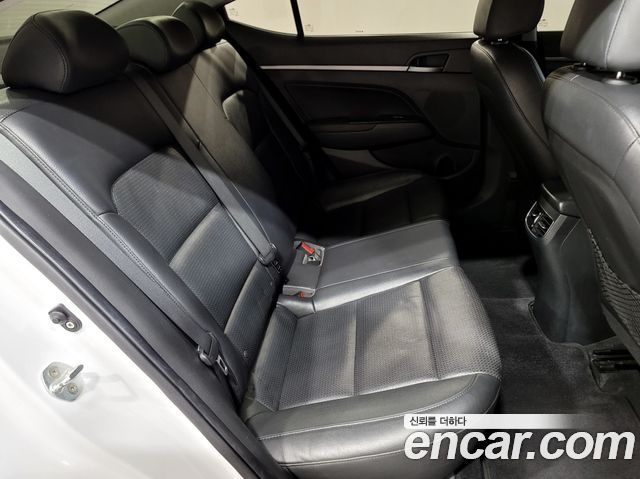 Hyundai AVANTE 2017 — photo 18