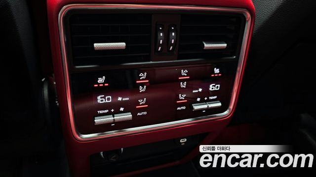 Porsche Cayenne 2020 — photo 17