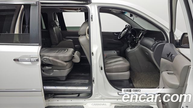 Kia Canival 2014 — photo 11