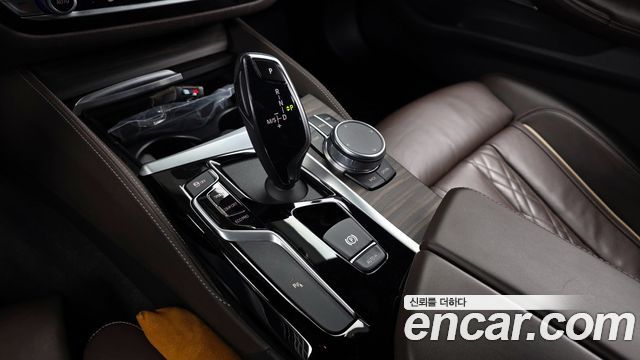 BMW 5-Series 2020 — photo 9