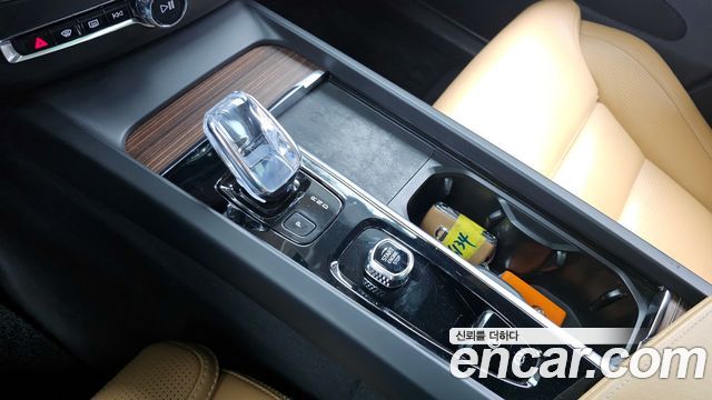 Volvo XC60 2022 — photo 9