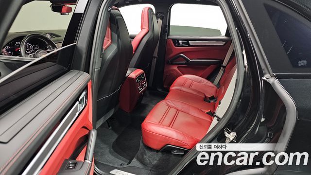 Porsche Cayenne 2023 — photo 16